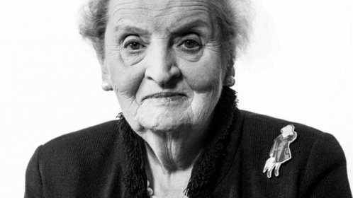 Madeleine Albrightová pro projekt Věrný zůstanu k filmu Hořící keř režisérky Agnieszky Hollandové