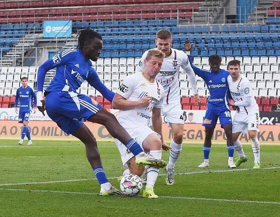 Líšeňští fotbalisté (v bílém) remizovali s olomouckou rezervou 1:1.