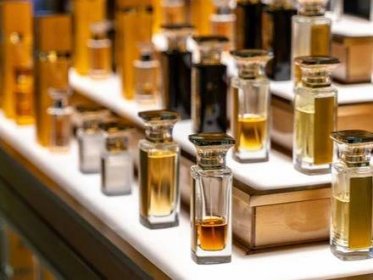 Jak aplikovat a použít parfém
