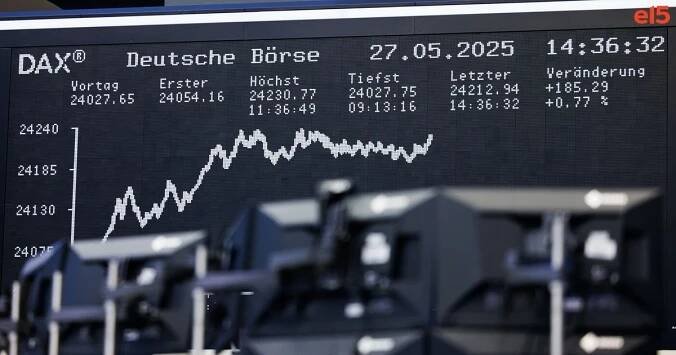 Německý DAX v tichosti válcuje trhy: Za rok přidal třetinu a pokračuje v lákání kapitálu