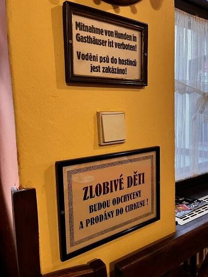 Unikátní atmosféra, dobré pivo. Hospůdku U Kovárny si oblíbily i známé osobnosti