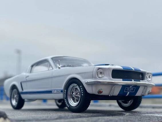 Model auta Ford Mustang Shelby GT 350, biela/Dekor, 1965. Mierka 1:43.