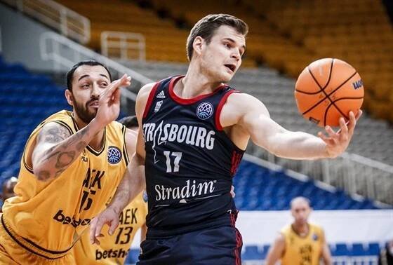 Jaromír Bohačík v černém dresu Štrasburgu doskočil v zápase s AEK Atény. Dotírá...