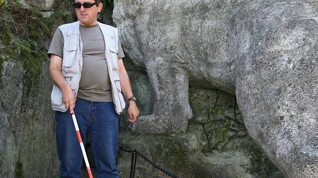Jan Pavlíček provází v jeskyni se slepeckou holí
