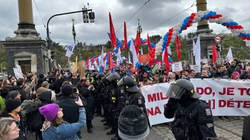 1500 lidí se vydalo na pochod Prahou. Cestu jim zkřížili antifašisté, zasahovali těžkooděnci - Novinky