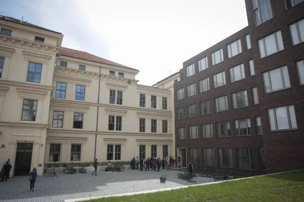 Studenti filozofické fakulty začnou semestr v novém. Opravy stály půl miliardy