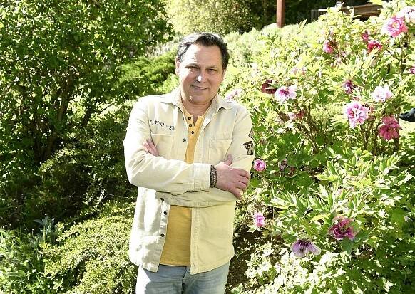 Jak se udržuje v kondici? Běhá po karlštejnských kopcích, hrabe se v hlíně a vaří. Pavel Vítek se pochlubil zahradou a kuchyní
