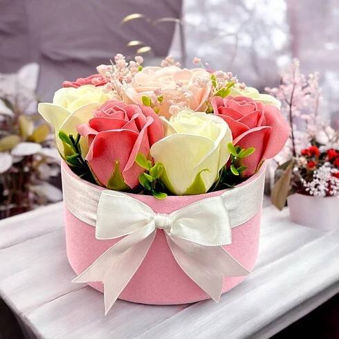 Flowerbox s mýdlovými květy Dárek Upomínka Květinový box Mýdlové růže Váha výrobku včetně jednotkového obalu 0.2 kg