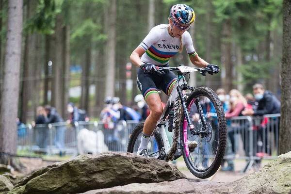 Závod SP kategorie žen elite v cross country horských kol v Novém Městě na Moravě.