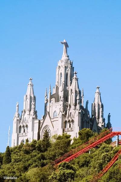 Výhled z chrámu Nejsvětějšího srdce na vrcholu Tibidabo, Barcelona