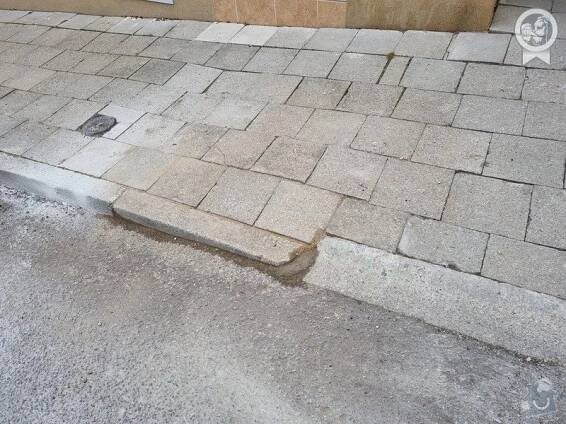 Úprava obrubníků pro vjezd do garáže (Šlapanice u Brna, okr. Brno-venkov) • Zámková dlažba • NejŘemeslníci.cz