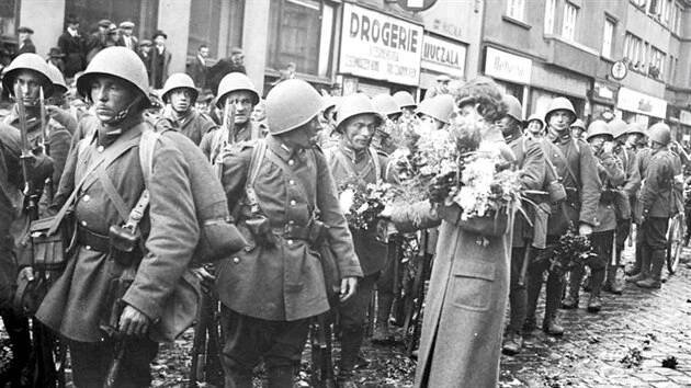 Polské vojsko v Českém Těšíně dostávalo v říjnu 1938 od lidí polské národnosti kytky. Konečně součástí Polska! Ale jen necelý rok.