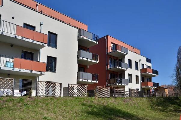 Nový balkon, zn. funkčně, hravě, vláknocementově | EARCH.cz