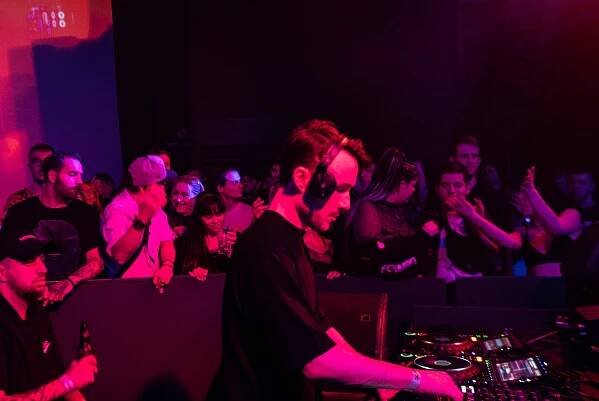 Metrik ovládnul Pražský klub Roxy Prague na Warm-Up párty Let It Roll