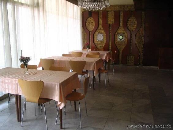 Ambasador Hotel Ni Restaurace fotografie Restaurant in the hotel