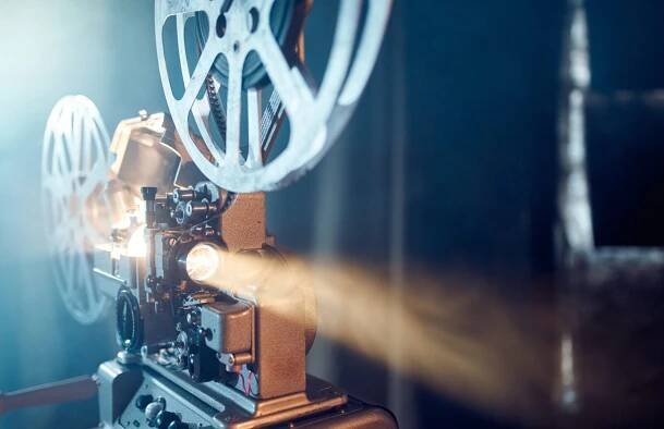 Stock fotografie Starý Filmový Projektor Zobrazuje Film – stáhnout obrázek nyní - Promítací stroj - Mediální vybavení, Jít do kina, Filmový průmysl - Témata