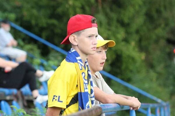 Fotbalisté Zlínska (modrobílé dresy) v úvodním zápase nové třetiligové sezony zdolali doma v derby juniorku Zlína 3:0.