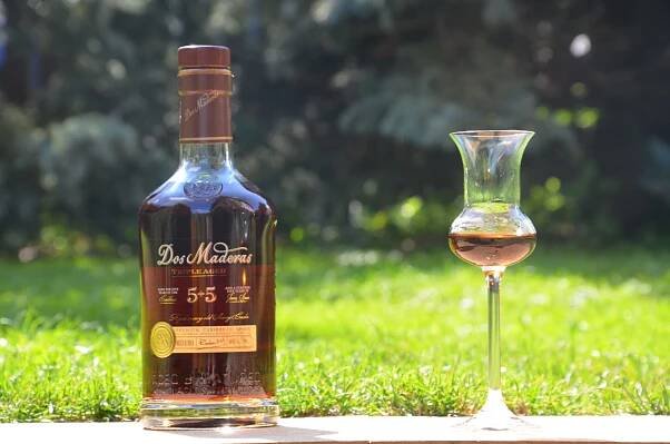 Recenze rumu Dos Maderas 5+5 - sklenicka a rum