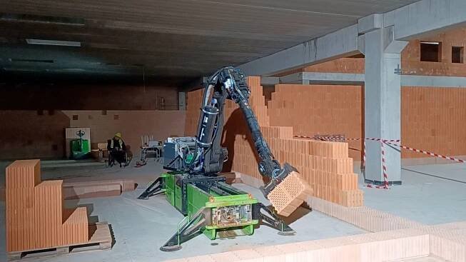 Zdicí robot měl na stavbě v Šumperku světovou premiéru