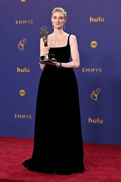 Ceny Emmy 2024: Červený koberec ovládla stříbrná, skvěle vypadala Jennifer Aniston i Kevinova máma