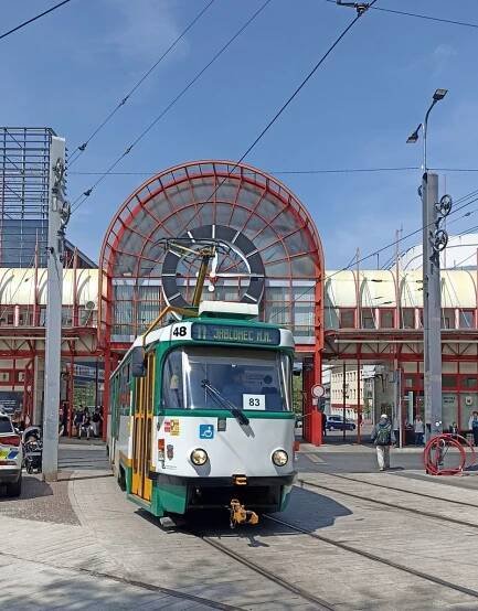Po dlouhých třech letech náročně rekonstrukce opět od 1. 5. 2024 propojují tramvaje Liberec s Jabloncem nad Nisou. Jezdí se jako dříve v intervalu 15 minut, ve všedních dny ve dvojicích, o víkendech a večer sólo. Během víkendových špiček ale bývá v krátkých tramvajích dost těsno. Opravou prošly také povrchy v části libereckého dopravního terminálu Fügnerova.