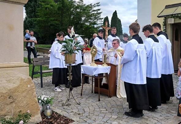 Průvod "Božího Těla" – Farnost Hradčovice 
