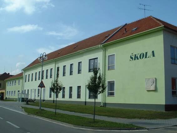 Ostrovačice, škola z Nám. V. Mrštíka
