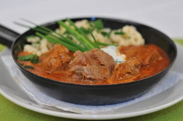Cafe Cosmopolitan Rindsgulasch