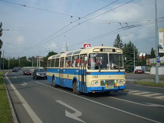 Při podvečerní jízdě je v Těšínské ulici zachycen vůz Karosa ŠL 11. 27.6.2009, Zdeněk Kresa.