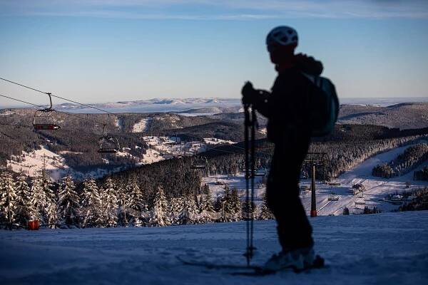FOTO: Tady je Krakonošovo. Lidé vyrazili o předvánočním víkendu do hor na lyže