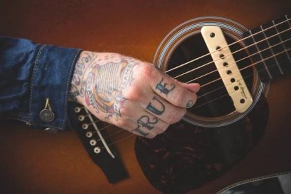 Struggling to string bend on your acoustic? Here are 4 simple tricks that will help...