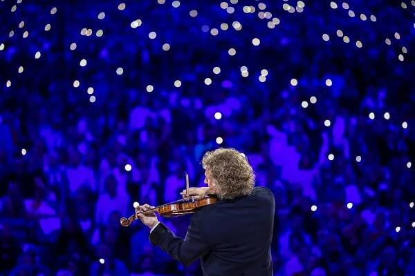 André Rieu spielt Geige auf dem Vrijthof-Platz