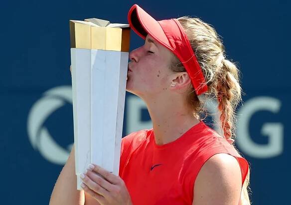 Wozniacká prohrála i šesté letošní finále a slaví Svitolinová, Federera zaskočil mladíček Zverev