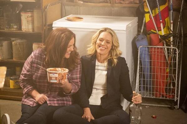 Americká manželka - Zamčeny ve sklepě - Z filmu - Katy Mixon, Jessica St. Clair