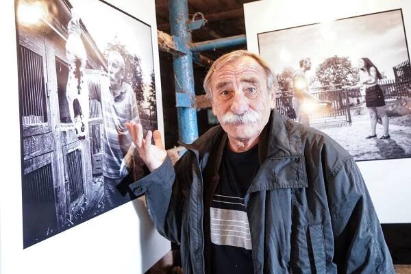 Setkání generací: Pavel Zedníček se na place potkal se svou půvabnou vnučkou. Dohlížela na ně jeho dcera