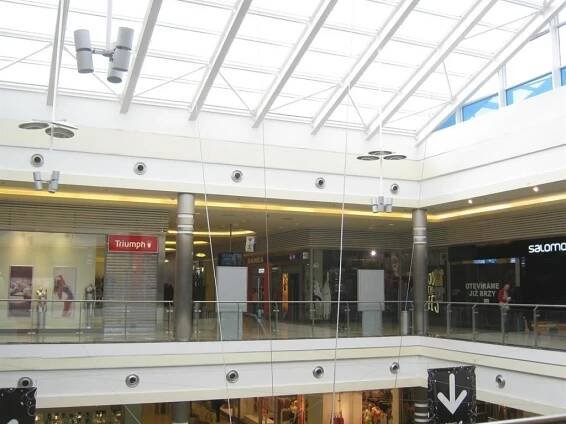 Plaza se pouhý den po zřícení stropu otevřela opět veřejnosti - QAP.cz