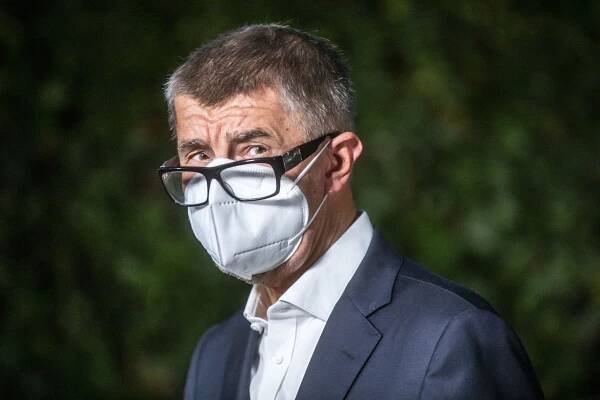 Vláda lidi v pandemii buzerovala, ti už jí nevěří, tvrdí opozice. O nedůvěře se bude hlasovat ve čtvrtek, rozhodnou komunisté