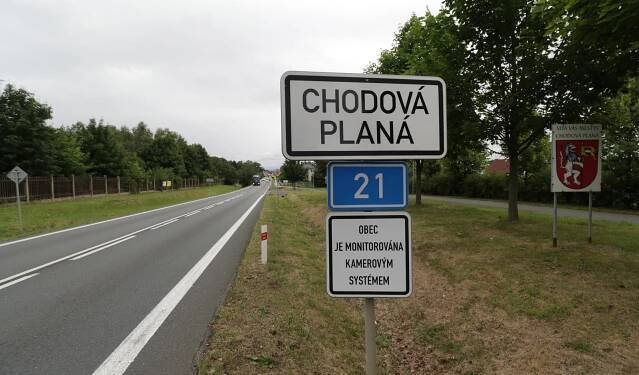 Silniční uzavírka v Chodové Plané: i kamiony musí na objížďku přes Kříženec