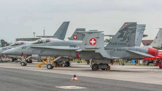 McDonnell Douglas F/A-18C Hornet : McDonnell / McDonnell Douglas