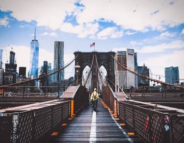 Guide to Walking the Brooklyn Bridge: 10 Tips From a Local