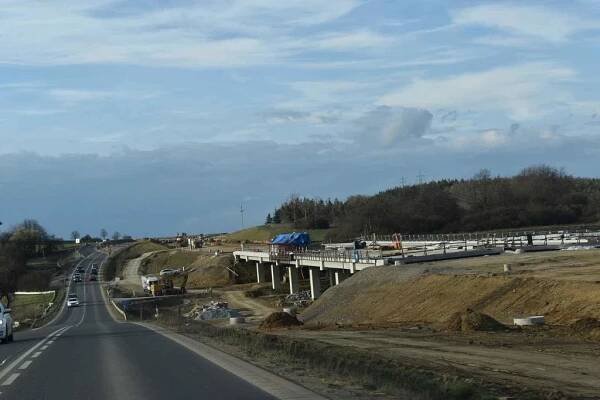 Dostavba dálnice D4 vstoupila do poslední stavební sezony.