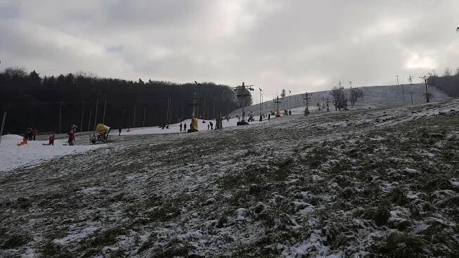 Boby, sáňky, kolony. Do skiareálů na Slovácku vyrazily davy