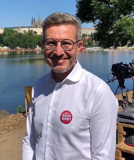 Manžel Danuše Nerudové Robert: Ona kandiduje na prezidentku, já peču chleba