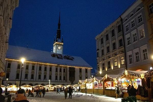 Obrazem: Zasněžené vánoční trhy mají pohádkovou atmosféru - OLOMOUC.CZ