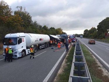 Dálnici D1 ve směru od Vyškova na Brno uzavřela nehoda tří kamionů