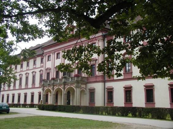 Jarní hodování na loveckém zámku Ohrada