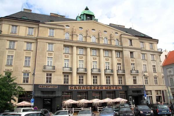 Brno - bývalá Cyrilometodějská záložna, dnes hotel Grandezza. Průčelí objektu po