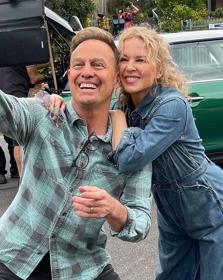 Jason Donovan a Kylie Minogue v srpnu 2022, kdy se setkali na natáčení finále seriálu Sousedé, v němž před víc jak třiceti lety začínali s herectvím.