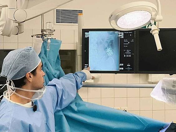 Operační zákrok pro využití neuromolulační terapie ke zmírnění bolesti ve Fakultní nemocnici Královské Vinohrady: implantace neurostimulátoru elektrických impulsů.