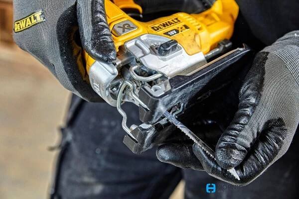 DeWalt DCS334NT aku přímočará pila 18V bez baterie, zdvih 26mm, max.prořez 135mm, TSTAK kufr